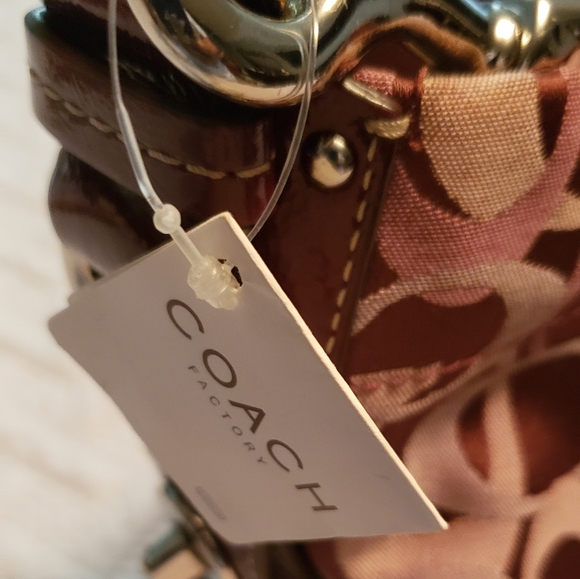 NWT's Large COACH Carly Optic Signature handbag F1 - Picture 2 of 12